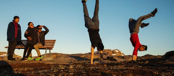 جوانان در حال بازی - شهر تاسیلاک، گرینلند جوانان در حال بازی - شهر تاسیلاک، گرینلند - اسپوتنیک افغانستان