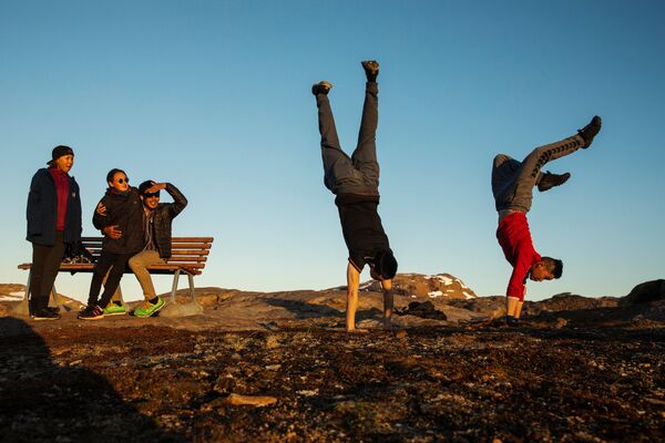 جوانان در حال بازی - شهر تاسیلاک، گرینلند - اسپوتنیک افغانستان  