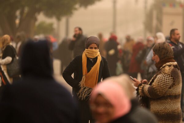 مردم هنگام برزو طوفان ریگ در شهر قاهره، مصر - اسپوتنیک افغانستان  