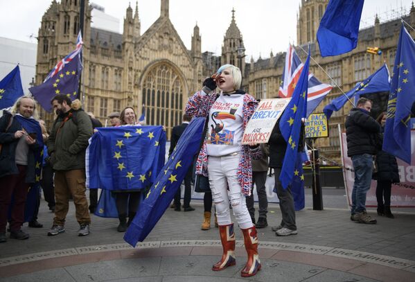 شرکت کنندگان تظاهرات علیه Brexit (خروج بریتانیا از اتحادیه اروپا) در مقابل پارلمان بریتانیا - لندن - اسپوتنیک افغانستان  