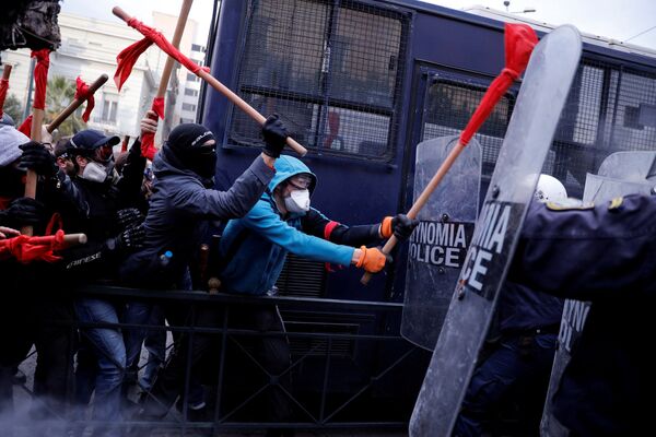 درگیری معترضین با پولیس در مقابل ساختمان پارلمان یونان - اسپوتنیک افغانستان  