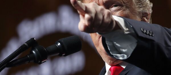 ترامپ دستیار خود به دلیل سرفه کردن از دفتر خارج کرد ترامپ دستیار خود به دلیل سرفه کردن از دفتر خارج کرد - اسپوتنیک افغانستان