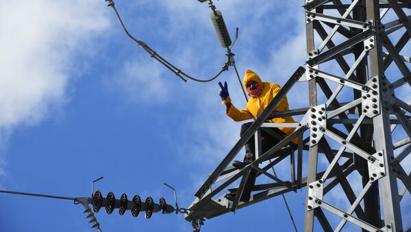 تعمیر و بازسازی خطوط برق اولین نیروگاه برق آفتابی سوریه واقع در 20 کیلومتری دمشق - اسپوتنیک افغانستان  