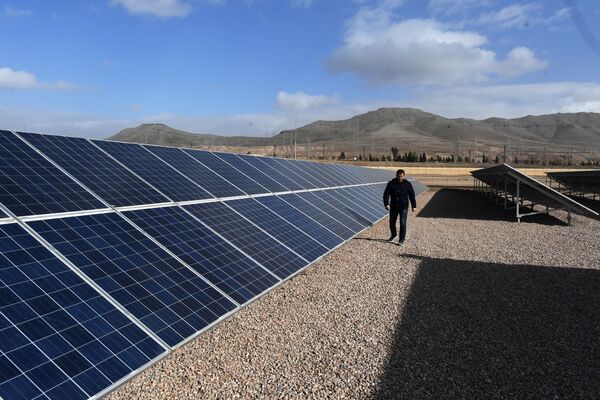 پنل های اولین نیروگاه برق آفتابی سوریه واقع در 20 کیلومتری دمشق - اسپوتنیک افغانستان  