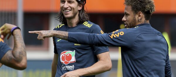 Brazil's Filipe Luis and Neymar, from left, jokes during a national soccer squad training session at the Ernst Happel Stadium in Vienna, Austria, Sturday, June 9, 2018.  - اسپوتنیک افغانستان  