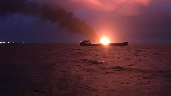 آتش‌گرفتن دو کشتی در تنگهٔ کرچ + ویدیو - اسپوتنیک افغانستان  