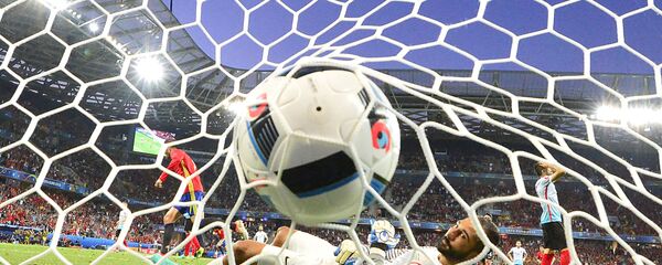 Турецкий голкипер Волкан Бабаджан после второго пропущенного мяча в матче между сборными Испании и Турции на Евро-2016 во Франции Турецкий голкипер Волкан Бабаджан после второго пропущенного мяча в матче между сборными Испании и Турции на Евро-2016 во Франции - اسپوتنیک افغانستان