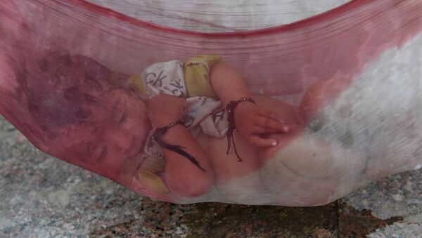 نجات معجزه آسای کودک نوزاد زنده به گور شده هندی - اسپوتنیک افغانستان  