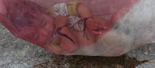 نجات معجزه آسای کودک نوزاد زنده به گور شده هندی - اسپوتنیک افغانستان  