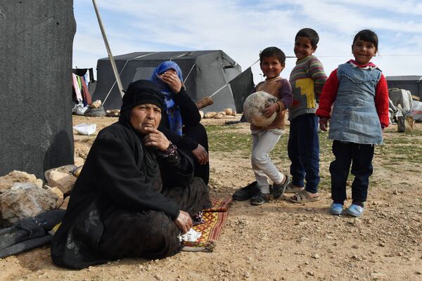 مهاجرین سوریایی در کمپ خیمه ای – حومه شهر حمص، سوریه - اسپوتنیک افغانستان  