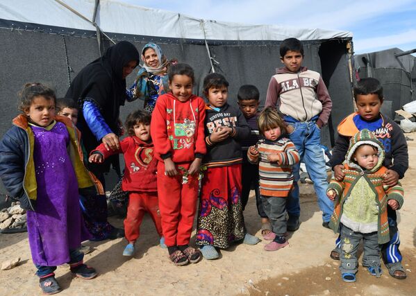 اطفال در کمپ خیمه ای – حومه شهر حمص، سوریه - اسپوتنیک افغانستان  