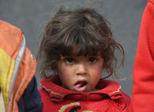 کودک بی‌جاشده در کمپ خیمه ای – حومه شهر حمص، سوریه - اسپوتنیک افغانستان  