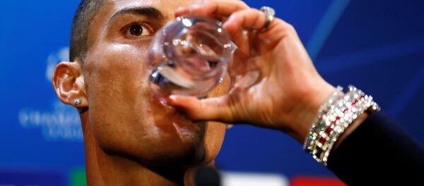 Футболист Криштиану Роналду во время пресс-конференции Футболист Криштиану Роналду во время пресс-конференции - اسپوتنیک افغانستان