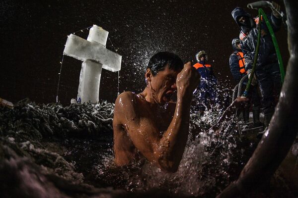 مراسم غسل تعمید در روسیه - اسپوتنیک افغانستان  