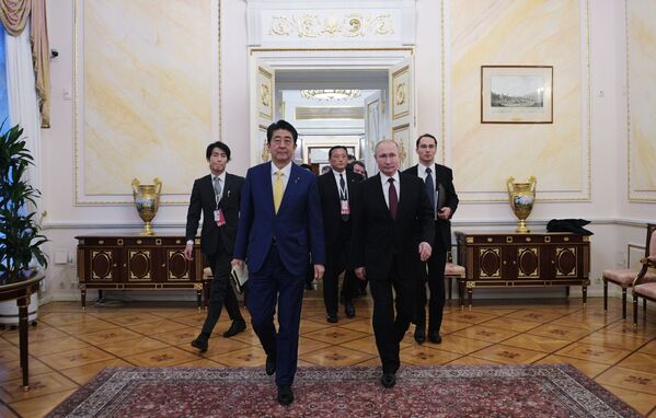 ولادیمیر پوتین، رئیس جمهور روسیه با شینزو آبه، نخست وزیر چاپان – کاخ کرملین، مسکو - اسپوتنیک افغانستان  