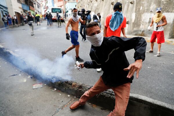 درگیری معترضین با پولیس در جریان تظاهرات ضد دولتی در ونزوئلا - اسپوتنیک افغانستان  