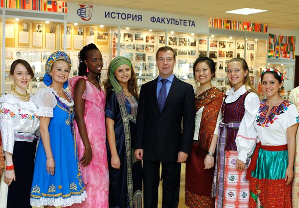 نخست وزیر روسیه با دانشجویان خارجی در دانشگاه دوستی ملل روسیه - اسپوتنیک افغانستان  