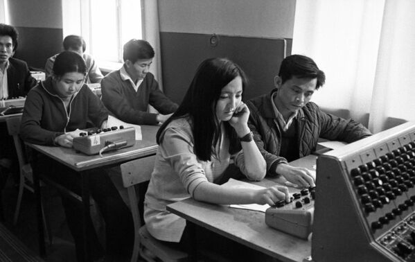دانش آموزان در حال آموزش زبان روسی در دانشگاه دوستی ملل روسیه - اسپوتنیک افغانستان  
