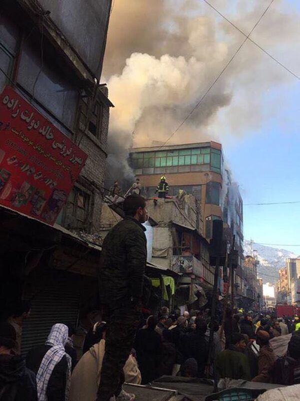 گروهی از آتش نشان ها نیز به محل رسیده اند - اسپوتنیک افغانستان  