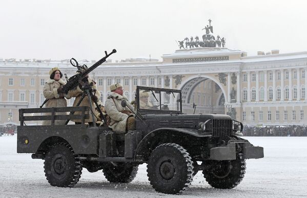 رسم گذشت نظامی به مناسبت ۷۵ مین سالگرد شکستن محاصره «لنینگراد» - شهر سن پترزبورگ، روسیه - اسپوتنیک افغانستان  