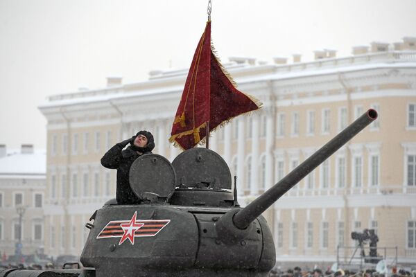 رسم گذشت نظامی به مناسبت ۷۵ مین سالگرد شکستن محاصره «لنینگراد» - شهر سن پترزبورگ، روسیه - اسپوتنیک افغانستان  