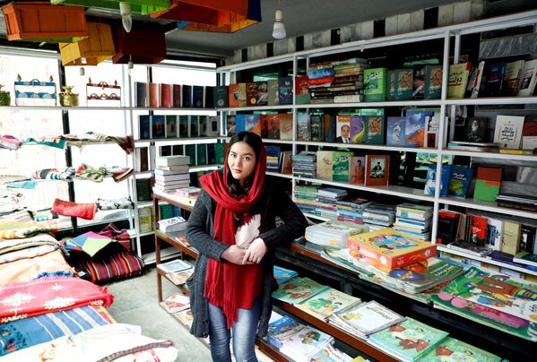 زرغونه حیدری، 22 ساله کارمند کتابفروشی در کابل، افغانستان - اسپوتنیک افغانستان  