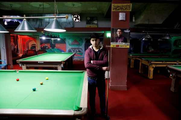 فرزاد اسلمی، 18 ساله در یک باشگاه بیلیارد در کابل، افغانستان - اسپوتنیک افغانستان  