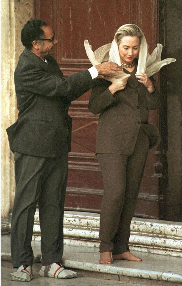 هیلاری کلینتون، بانوی اول امریکا قبل از دخول به مسجد -  قاهره، مصر - اسپوتنیک افغانستان  
