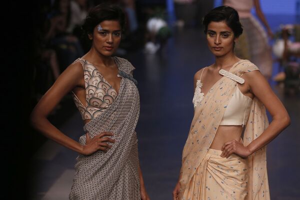 مدل ها در هفته مد بمبئی، لباسی از یک طراح (Varun Bah)  را به تن کرده اند - اسپوتنیک افغانستان  