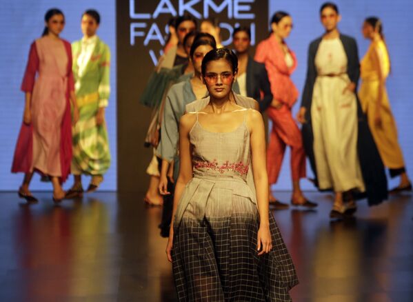 مدل ها در هفته مد بمبئی، لباسی از یک طراح (Tahweave)  را به تن کرده اند - اسپوتنیک افغانستان  