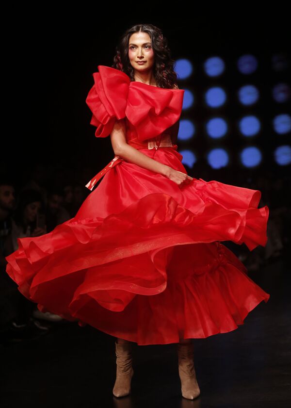 مدل در هفته مد بمبئی، لباسی از یک طراح (Gauri и Nainika) به تن کرده است - اسپوتنیک افغانستان  