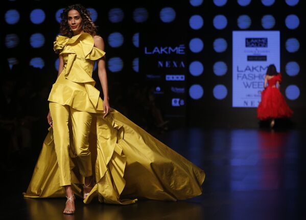 مدل در هفته مد بمبئی، لباسی از یک طراح (Gauri и Nainika) به تن کرده است - اسپوتنیک افغانستان  