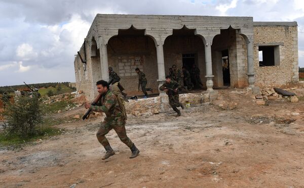 سربازان اردوی سوریه در جریان تمرینات نظامی در خط مقدم جنگ - اسپوتنیک افغانستان  