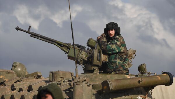 Военнослужащие сирийской армии во время учений на передовых позициях в районе города Манбидж в провинции Алеппо - اسپوتنیک افغانستان  