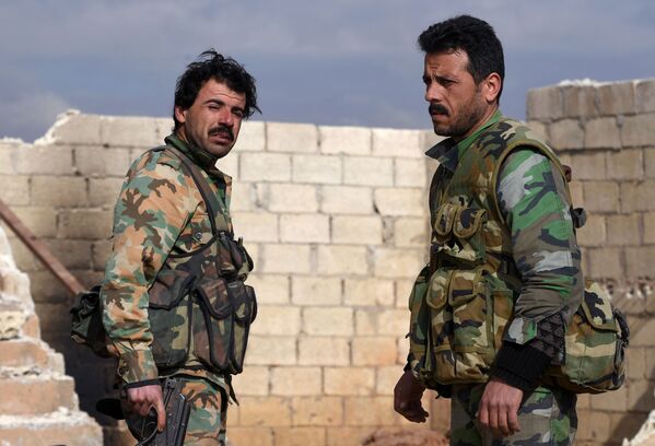 سربازان اردوی سوریه در جریان تمرینات نظامی در خط مقدم جنگ - اسپوتنیک افغانستان  
