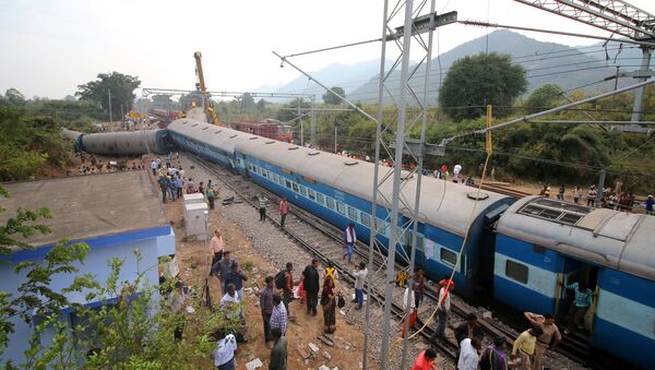 خروج قطار از خط ریل در هندوستان 7 قربانی گرفت - اسپوتنیک افغانستان  