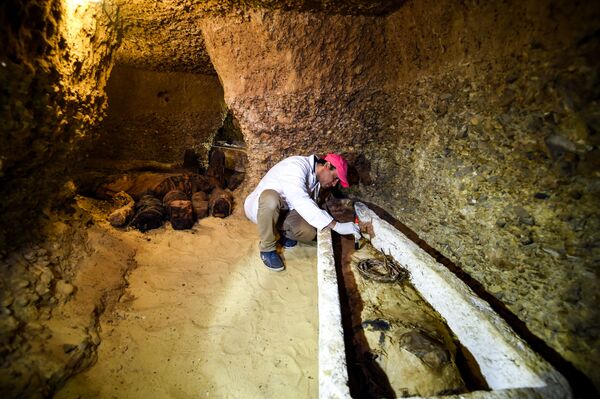 کشف اجساد مومیایی شده در قبرستان باستانی در 340 کیلومتری جنوب قاهره. - اسپوتنیک افغانستان  