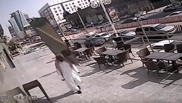 اصابت شیشه بزرگ به سر مرد رهگذر در عربستان - اسپوتنیک افغانستان  