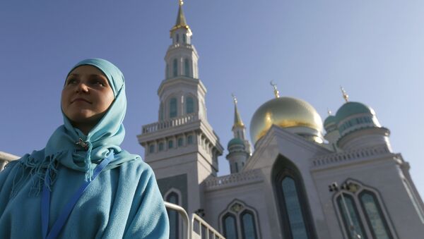 Мусульманка напротив Московской соборной мечети - اسپوتنیک افغانستان  