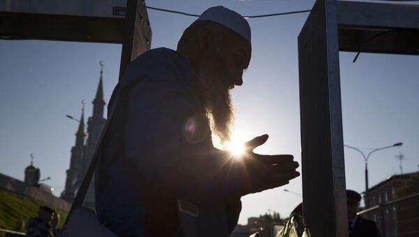 عبادت مومن در جریان مراسم افتتاحیه مسجد جامع مسکو - اسپوتنیک افغانستان  