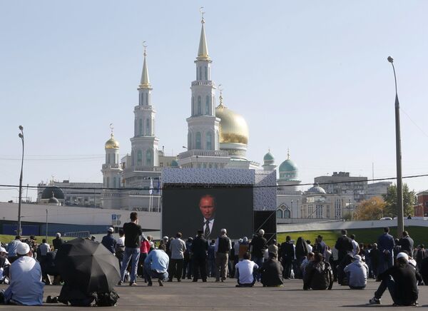 مردم سخنرانی پوتین را در مراسم گشایش مسجد جامع مسکو استماع میکنند. - اسپوتنیک افغانستان  