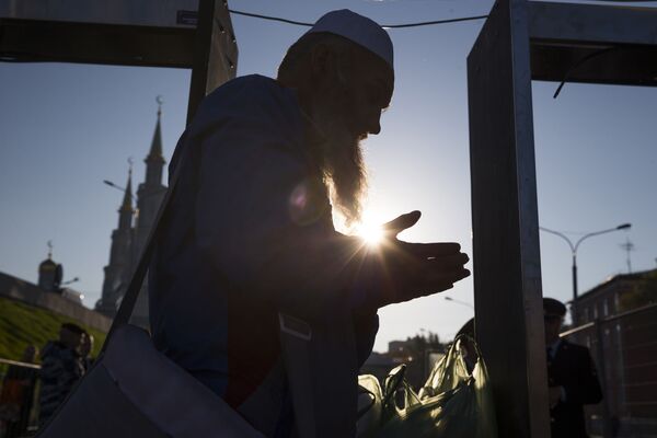 عبادت مومن  در جریان مراسم افتتاحیه مسجد جامع مسکو - اسپوتنیک افغانستان  