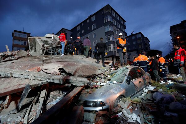امدادرسانان در محل فرو ریختن ساختمان ۸ طبقه – استانبول، ترکیه - اسپوتنیک افغانستان  