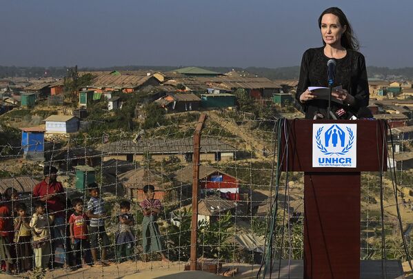 آنجلینا جولی، هنرپیشه و سفیر حسن نیت کمیشنری عالی سازمان ملل متحد در امور پناهندگان هنگام بازدید از بنگلادش - اسپوتنیک افغانستان  