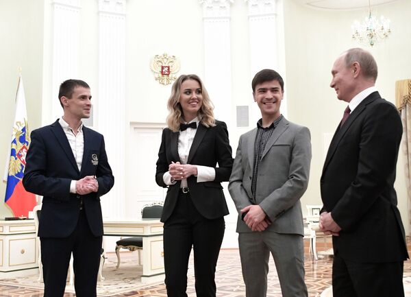 ولادیمیر پوتین، رئیس جمهور روسیه هنگام دیدار با تاجران جوان – کاخ کرملین، مسکو - اسپوتنیک افغانستان  