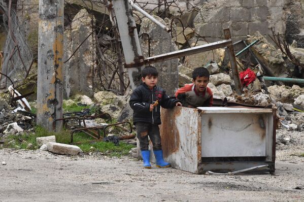 کودکان سوری هنگام بازی در جاده های ویران حلب - اسپوتنیک افغانستان  