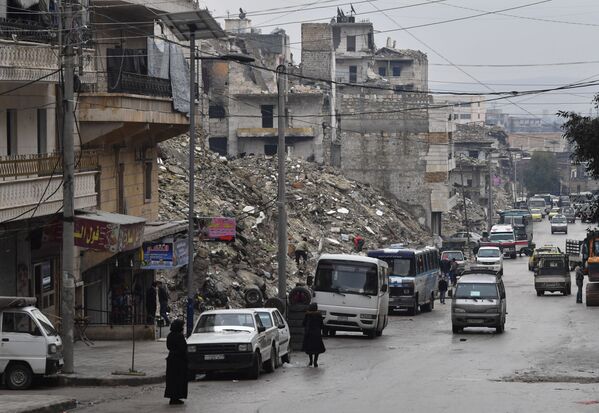 رفت و آمد موتر ها بر روری جاده های ویران حلب - اسپوتنیک افغانستان  