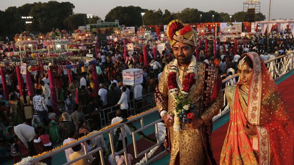 Молодожены после массовой свадебной церемонии в Индии  - اسپوتنیک افغانستان  