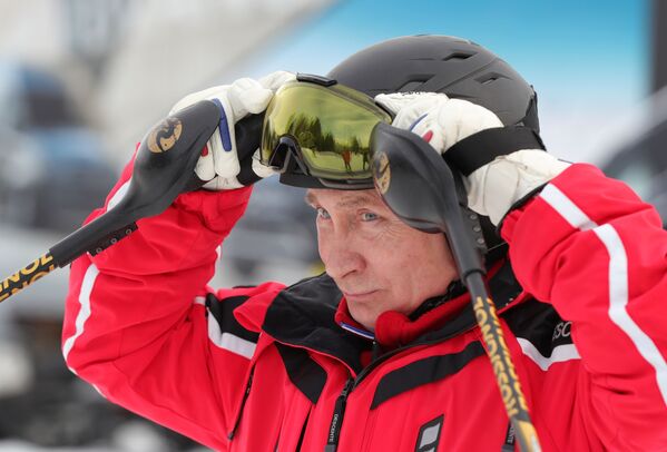 ولادیمیر پوتین، رئیس‌جمهور روسیه در حال بازی اسکی در سوچی، - اسپوتنیک افغانستان  