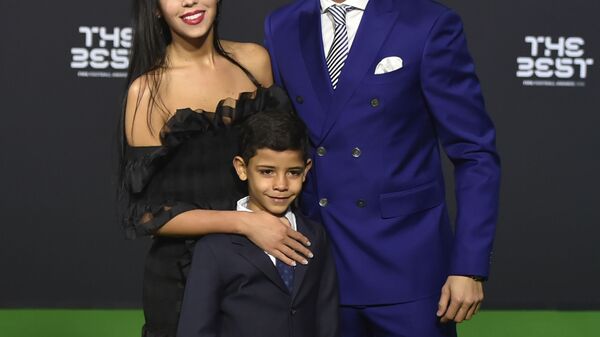 کریستیانو رونالدو همراه با همسرش و پسرش کریستیانو رونالدوی کوچک - اسپوتنیک افغانستان  